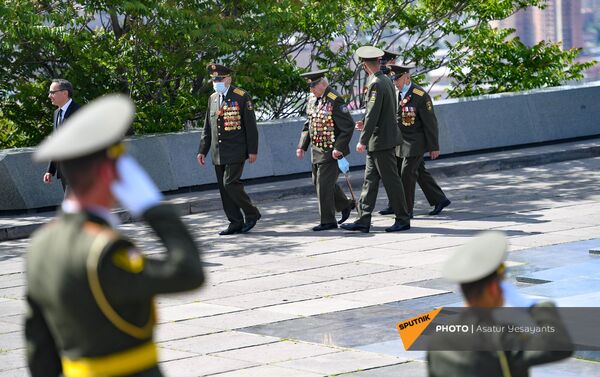Ветераны ВОВ идут к мемориалу Вечного Огня (9 мая 2021). Еревaн - Sputnik Армения