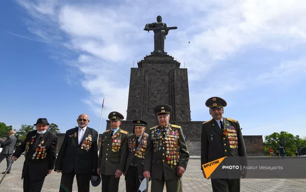 Ветераны ВОВ в Парке Победы (9 мая 2021). Еревaн Ветераны ВОВ в Парке Победы (9 мая 2021). Еревaн - Sputnik Армения