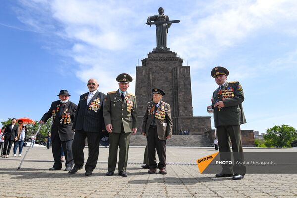 Ветераны ВОВ в Парке Победы (9 мая 2021). Еревaн - Sputnik Армения