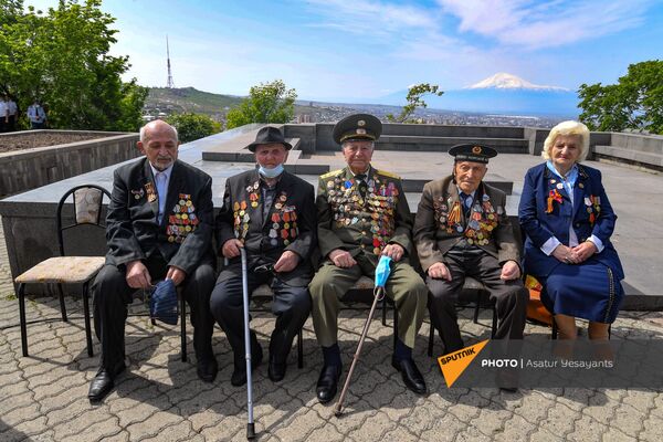 Ветераны ВОВ в Парке Победы (9 мая 2021). Еревaн - Sputnik Армения