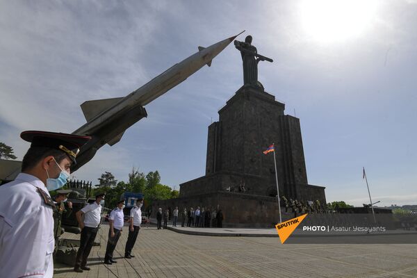Военнослужащие в Парке Победы (9 мая 2021). Еревaн - Sputnik Армения