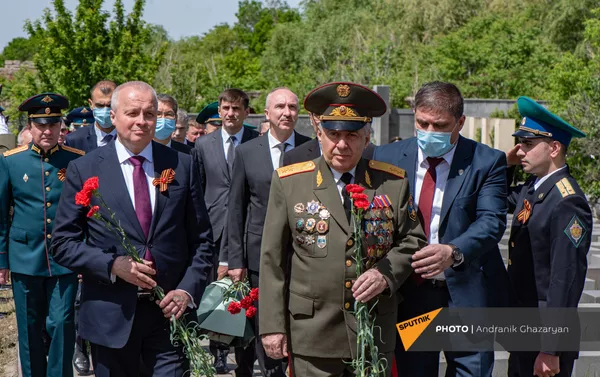 Министр обороны Вагаршак Арутюнян и Чрезвычайный и Полномочный посол России Сергей Копыркин во время возложения цветов к Мемориалу погибших в ВОВ (9 мая 2021). Еревaн Министр обороны Вагаршак Арутюнян и Чрезвычайный и Полномочный посол России Сергей Копыркин во время возложения цветов к Мемориалу погибших в ВОВ (9 мая 2021). Еревaн - Sputnik Армения