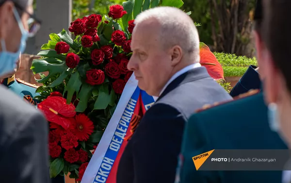 Чрезвычайный и Полномочный посол России Сергей Копыркин во время возложения венка к Мемориалу погибших в ВОВ (9 мая 2021). Еревaн Чрезвычайный и Полномочный посол России Сергей Копыркин во время возложения венка к Мемориалу погибших в ВОВ (9 мая 2021). Еревaн - Sputnik Армения