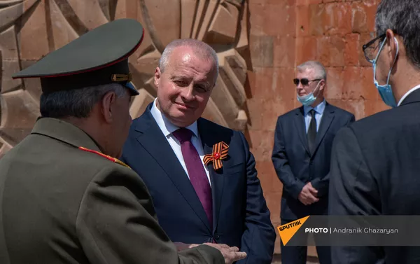 Министр обороны Вагаршак Арутюнян и Чрезвычайный и Полномочный посол России Сергей Копыркин во время возложения цветов к Мемориалу погибших в ВОВ (9 мая 2021). Еревaн Министр обороны Вагаршак Арутюнян и Чрезвычайный и Полномочный посол России Сергей Копыркин во время возложения цветов к Мемориалу погибших в ВОВ (9 мая 2021). Еревaн - Sputnik Армения
