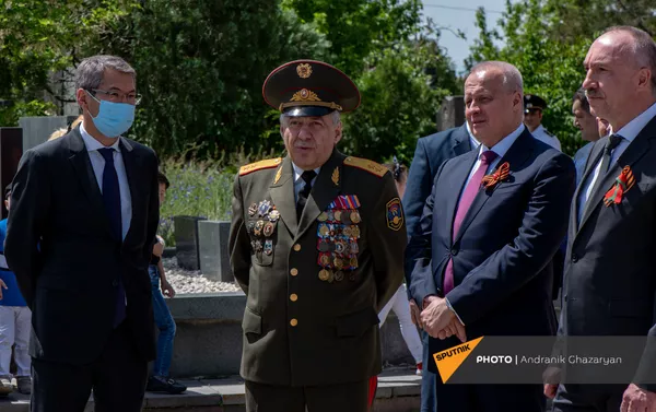Слева направо: Чрезвычайный и Полномочный посол Казахстана Болат Иманбаев, министр обороны Вагаршак Арутюнян, Чрезвычайный и Полномочный посол России Сергей Копыркин и посол Беларуси Александр Конюк у Мемориала погибших в ВОВ (9 мая 2021). Еревaн Слева направо: Чрезвычайный и Полномочный посол Казахстана Болат Иманбаев, министр обороны Вагаршак Арутюнян, Чрезвычайный и Полномочный посол России Сергей Копыркин и посол Беларуси Александр Конюк у Мемориала погибших в ВОВ (9 мая 2021). Еревaн - Sputnik Армения