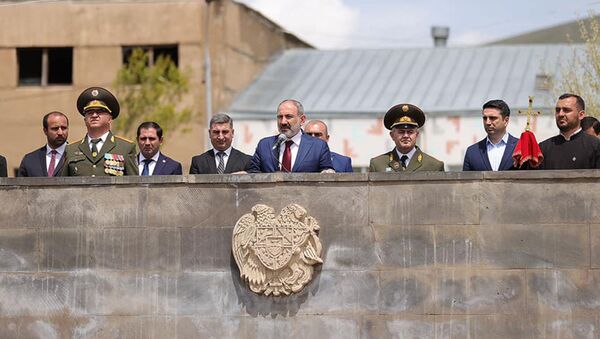 Никол Пашинян в сопровождении начальника Генштаба вооруженных сил Артака Давтяна посетил N военную часть Гегаркуникской области (9 мая 2021) - Sputnik Արմենիա