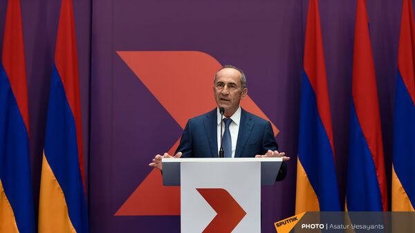 Роберт Кочарян выступает на мероприятии, посвященное началу политического сотрудничества между вторым президентом Робертом Кочаряном, АРФД и партией «Возрождение Армении» (9 мая 2021). Еревaн - Sputnik Армения