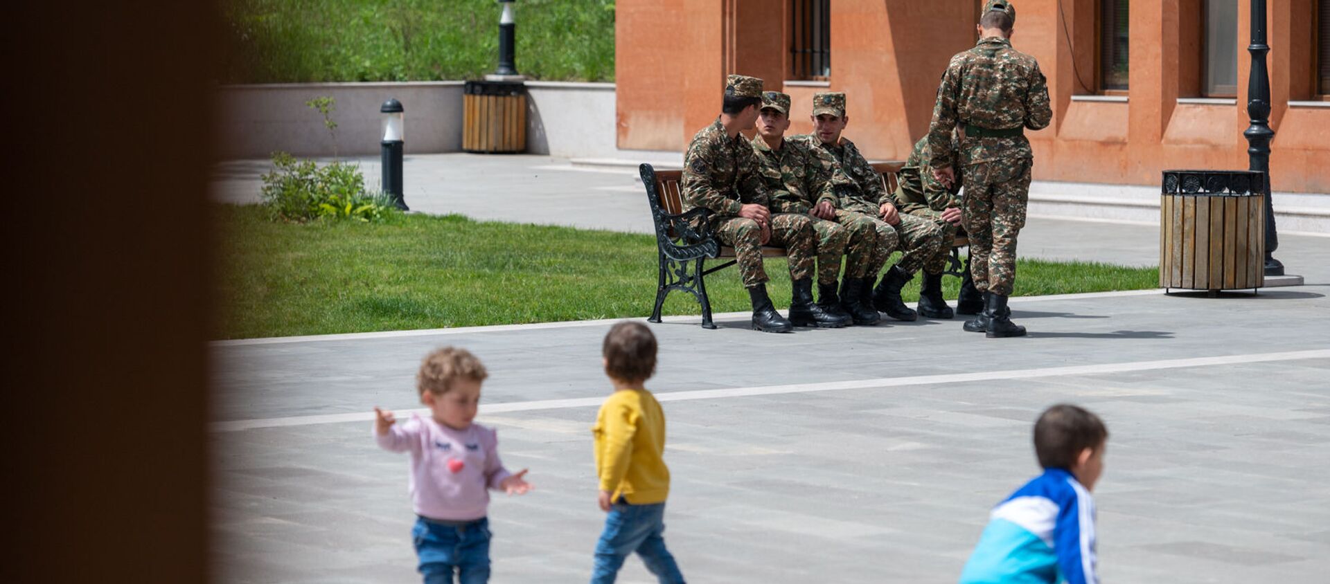 Дети и военнослужащие в сквере в Степанакерте - Sputnik Արմենիա, 1920, 24.07.2021