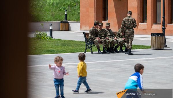 Дети и военнослужащие в сквере в Степанакерте - Sputnik Արմենիա