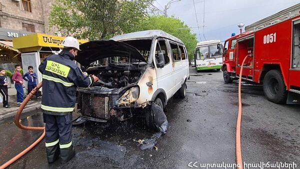 Сгоревшая машина марки GAZel - Sputnik Армения