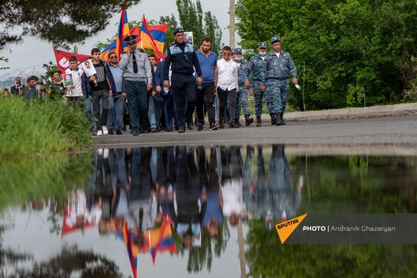 Шествие в военный пантеон Ераблур (9 мая 2021). Еревaн - Sputnik Армения
