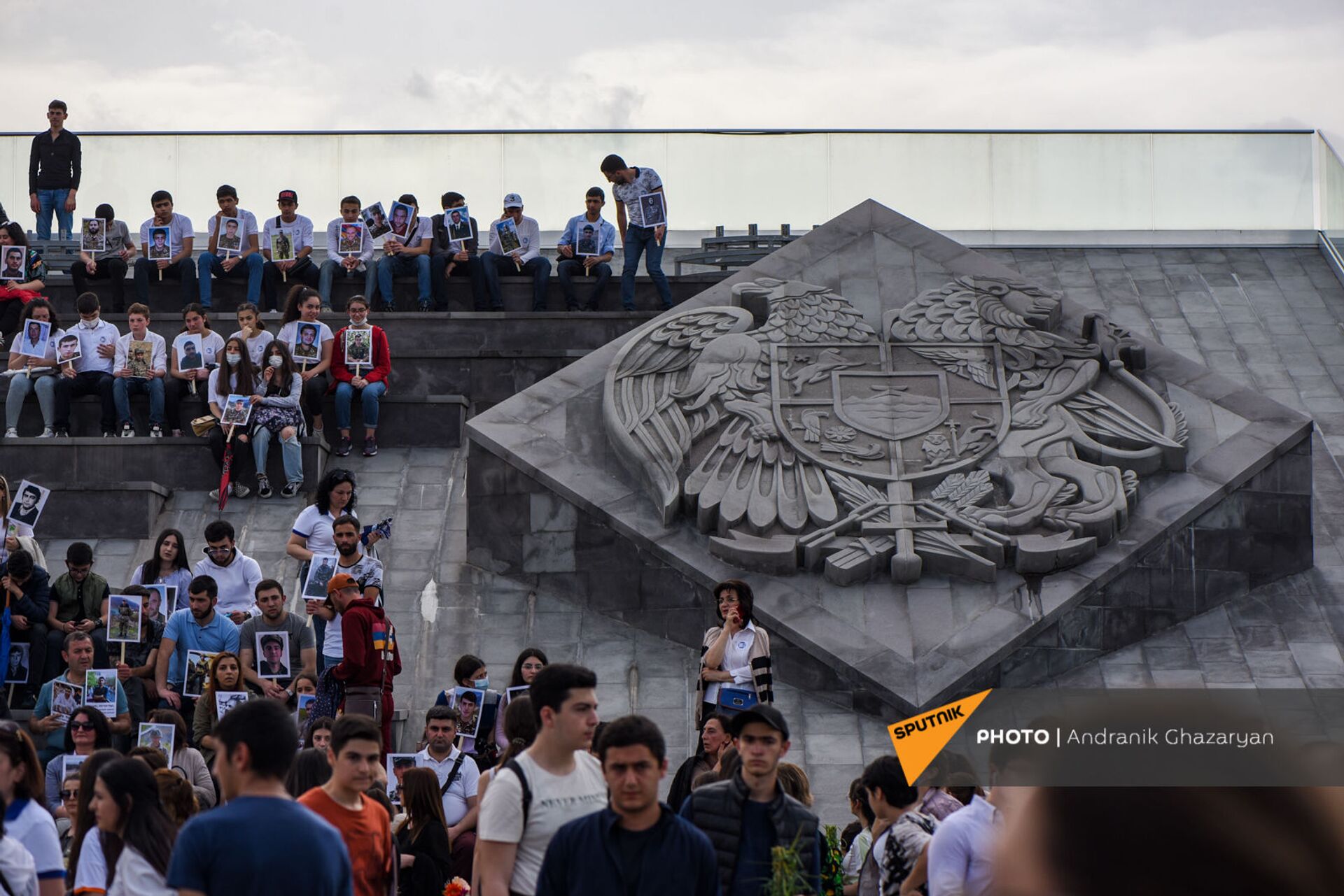 Стать достойными победы: в Ереване прошло шествие единства к пантеону Ераблур - Sputnik Армения, 1920, 09.05.2021