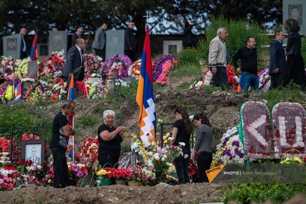 Родственники поминают погибших в карабахской войне в военном пантеоне (9 мая 2021). Степанакерт - Sputnik Армения