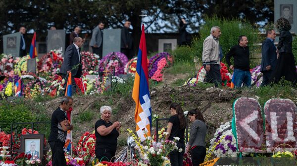 Родственники поминают погибших в карабахской войне в военном пантеоне (9 мая 2021). Степанакерт - Sputnik Արմենիա