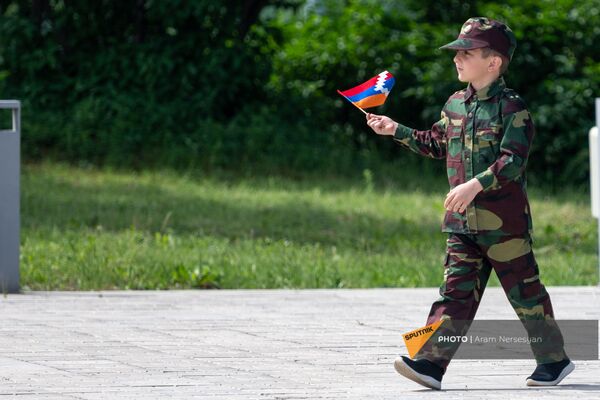 Маленький мальчик с флагом в руках в День Победы (9 мая 2021). Степанакерт - Sputnik Армения