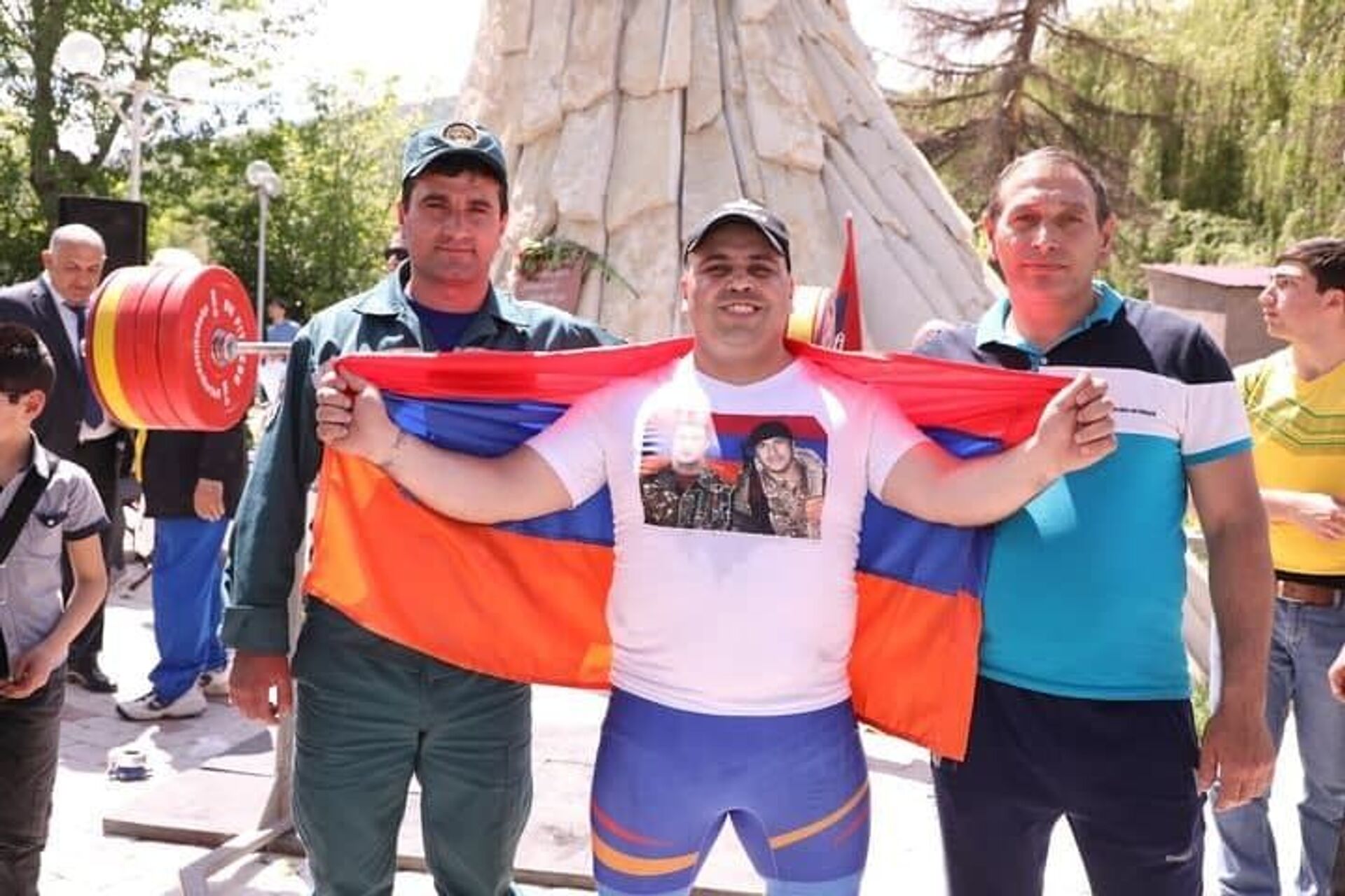Ванадзорец установил мировой рекорд и посвятил его героям войны в Карабахе. Фото - Sputnik Армения, 1920, 10.05.2021