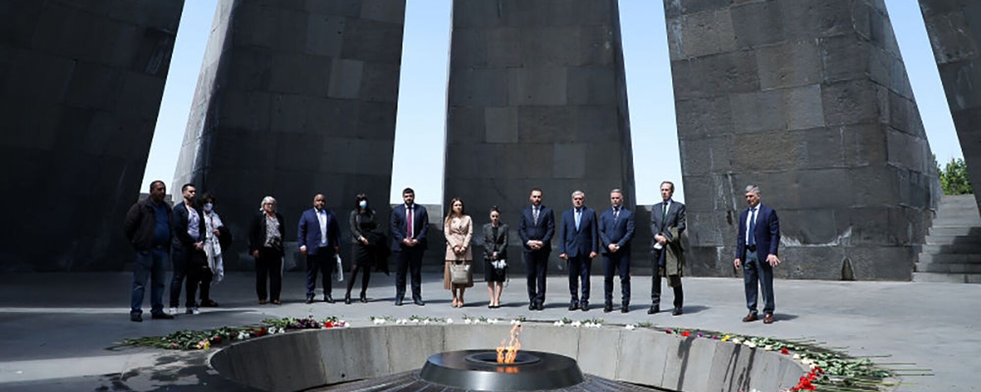 Члены делегации Парламентской ассамблеи Франкофонии посетили Мемориальный комплекс Цицернакаберд (11 мая 2021). Еревaн - Sputnik Армения, 1920, 11.05.2021