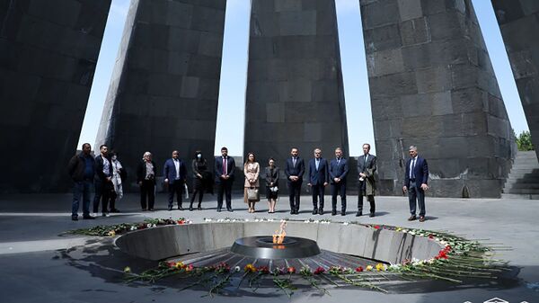 Члены делегации Парламентской ассамблеи Франкофонии посетили Мемориальный комплекс Цицернакаберд (11 мая 2021). Еревaн - Sputnik Армения