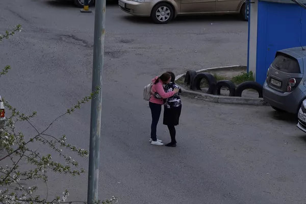 Женщина обнимает покинувшую гимназию № 175 школьницу после перестрелки (11 мая 2021). Казань Женщина обнимает покинувшую гимназию № 175 школьницу после перестрелки (11 мая 2021). Казань - Sputnik Армения