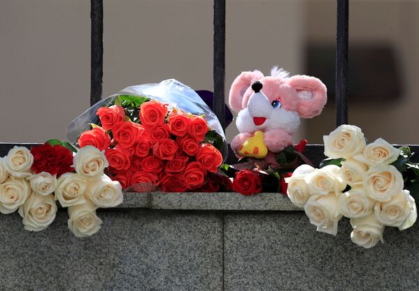 Игрушка и цветы в знак солидарности у здания представительства Республики Татарстан в Москве (11 мая 2021). Москвa - Sputnik Армения