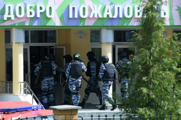 Сотрудники правоохранительных органов у гимназии №175 (11 мая 2021). Казань Сотрудники правоохранительных органов у гимназии №175 (11 мая 2021). Казань - Sputnik Армения
