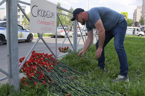 Мужчина возлагает цветы рядом с гимназией № 175 (11 мая 2021). Казань Мужчина возлагает цветы рядом с гимназией № 175 (11 мая 2021). Казань - Sputnik Армения