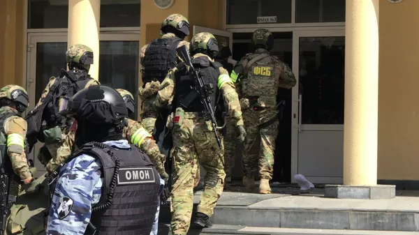 Сотрудники правоохранительных органов у гимназии №175 (11 мая 2021). Казань - Sputnik Армения