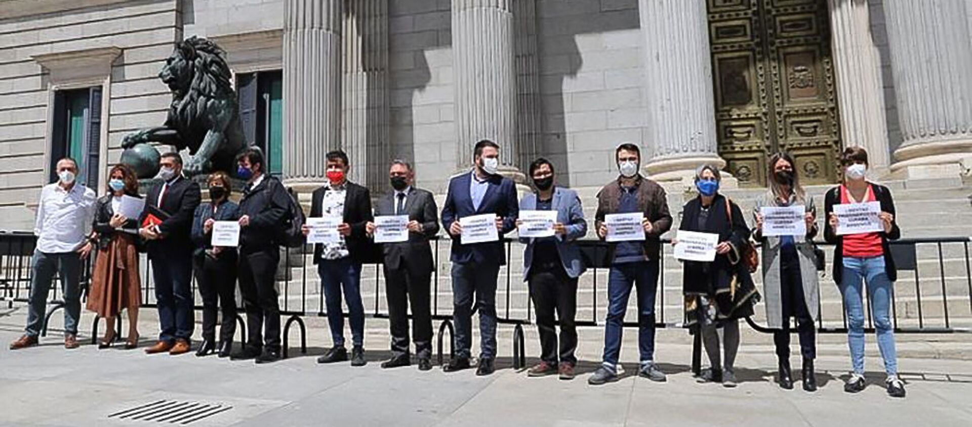 Группа испанских депутатов и сенаторов у центрального входа в Конгресс с плакатами требуют от Азербайджана освободить армянских военнопленных (11 мая 2021). Мадрид - Sputnik Армения, 1920, 11.05.2021