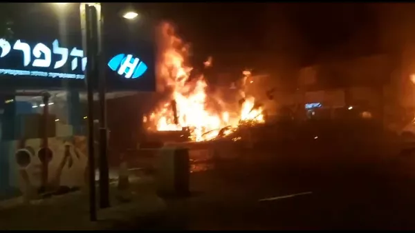 Последствия ракетного удара по израильскому городу Холон, Тель Авивский округ - Sputnik Армения