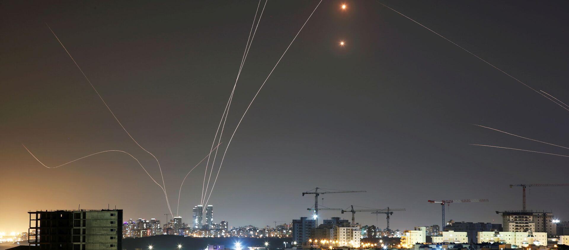 Израильская противоракетная система Железный купол перехватывает ракеты, запущенные из сектора (11 мая 2021). Израиль - Sputnik Արմենիա, 1920, 12.05.2021