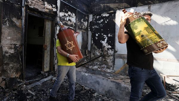 Мужчины вынимают Свитки Торы (еврейские священные писания) из синагоги, которая была сожжена во время ожесточенных столкновений в городе Лод (12 мая 2021). Израиль - Sputnik Արմենիա