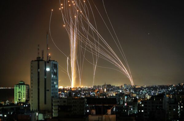 Հրթիռներն արձակվում են պաղեստինյան ՀԱՄԱՍ շարժման կողմից վերահսկվող Գազայի քաղաքից ՝ Թել Ավիվ  քաղաքի ուղղությամբ (2021 թվականի մայիսի 11): - Sputnik Արմենիա
