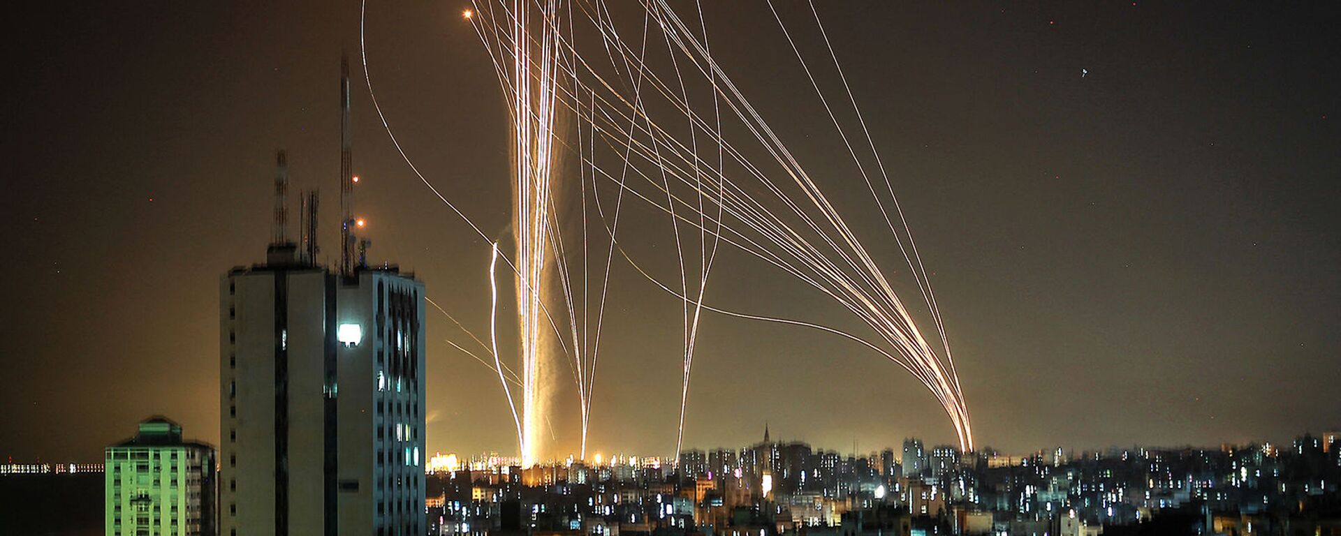 Ракеты запускаются из города Газа, контролируемого палестинским движением ХАМАС, в направлении прибрежного города Тель-Авив (11 мая 2021).  - Sputnik Армения, 1920, 13.05.2021