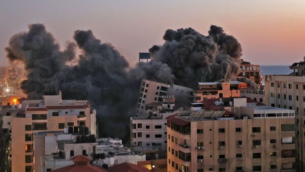 Пожарные тушат горящие многоквартирные дома после израильских авиаударов в городе Газа - Sputnik Արմենիա