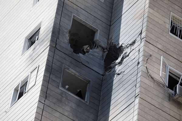 Общий вид дома, поврежденного ракетой, запущенной из сектора Газа, в Ашкелоне, на юге Израиля - Sputnik Армения