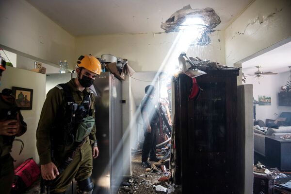 Իսրայելի հարավում զինվորները աշխատում են Գազայի հատվածից արձակված հրթիռով վնասված շենքի մոտ - Sputnik Արմենիա