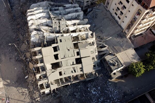На снимке, сделанном с помощью беспилотника, видны руины здания, разрушенного в результате израильских воздушных ударов, на фоне вспышки израильско-палестинского конфликта в городе Газа - Sputnik Армения