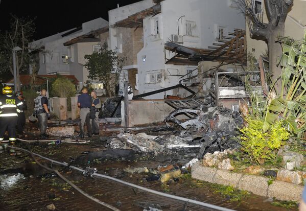 Члены израильской аварийной службы осматривают повреждения в израильском городе Ришон-ле-Цион - Sputnik Армения