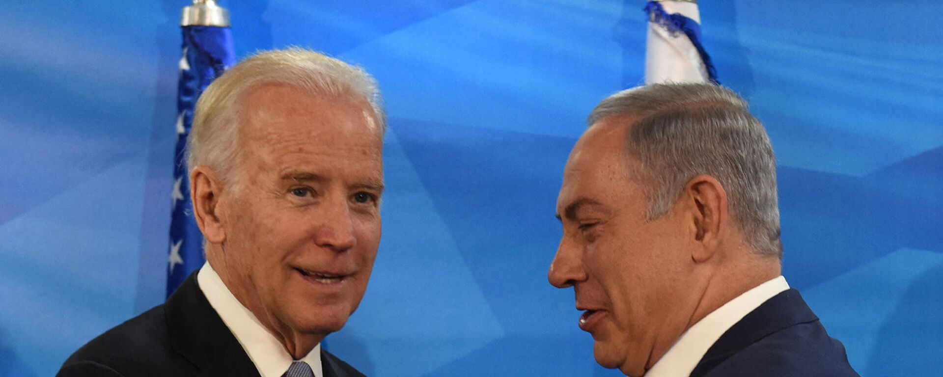 Вице-президент США Джо Байден и премьер-министр Израиля Биньямин Нетаньяху пожимают друг другу руки (9 марта 2016).  - Sputnik Արմենիա, 1920, 12.05.2021