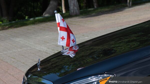 Флаг Грузии на машине эскорта премьер-министра Грузии Ираклия Гарибашвили  - Sputnik Армения