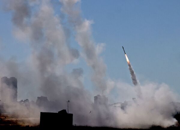 Система противовоздушной обороны Израиля Iron Dome активирована для перехвата ракеты, запущенной из сектора Газа, контролируемого палестинским движением ХАМАС (12 мая 2021). Ашдод - Sputnik Армения
