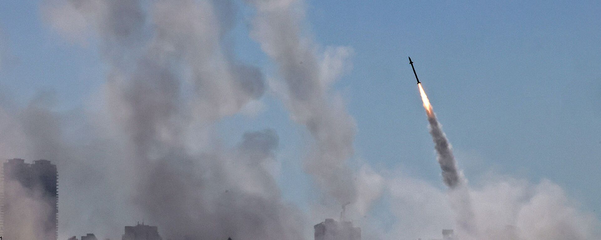 Система противовоздушной обороны Израиля Iron Dome активирована для перехвата ракеты, запущенной из сектора Газа, контролируемого палестинским движением ХАМАС (12 мая 2021). Ашдод - Sputnik Армения, 1920, 17.05.2021