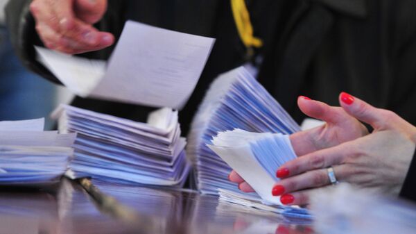 Сотрудники участковой избирательной комиссии № 6/02 в Ереване подсчитывают бюллетени  - Sputnik Արմենիա