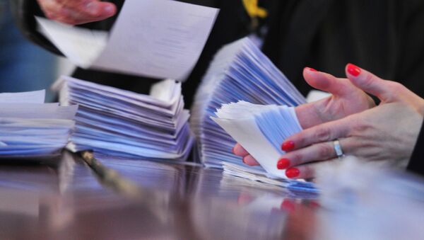 Сотрудники участковой избирательной комиссии № 6/02 в Ереване подсчитывают бюллетени  - Sputnik Արմենիա