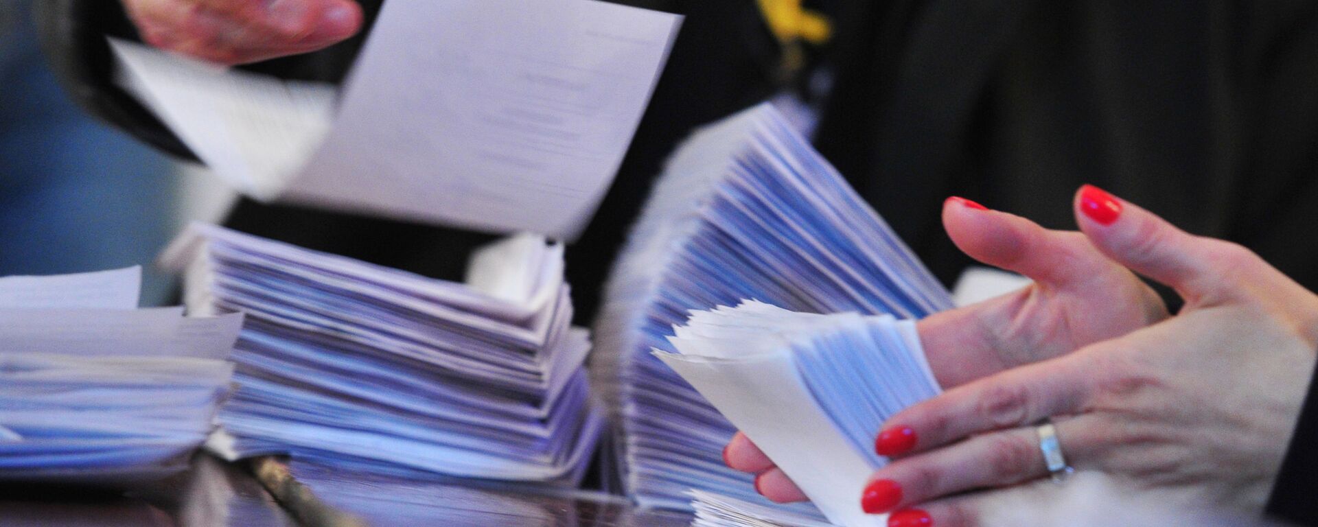 Сотрудники участковой избирательной комиссии № 6/02 в Ереване подсчитывают бюллетени  - Sputnik Արմենիա, 1920, 05.06.2021