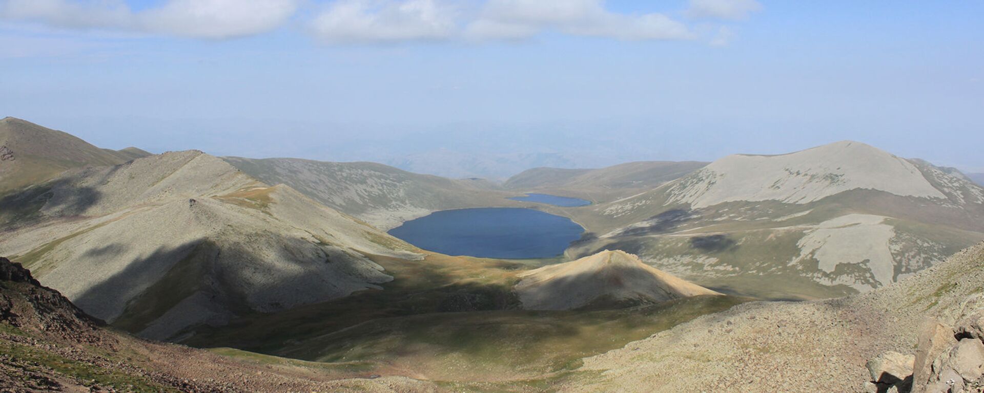 Озеро Сев Лич с вершины Мец Ишханасар - Sputnik Армения, 1920, 16.05.2021