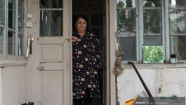 Временно проживающая в селе Кармир Шука жительница Тагаварда Аревик Кочарян - Sputnik Армения