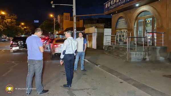 Сотрудники правоохранительных органов Армении ведут следственные мероприятия на месте выстрелов на улице Нар-Доса (13 мая 2021). Еревaн - Sputnik Армения