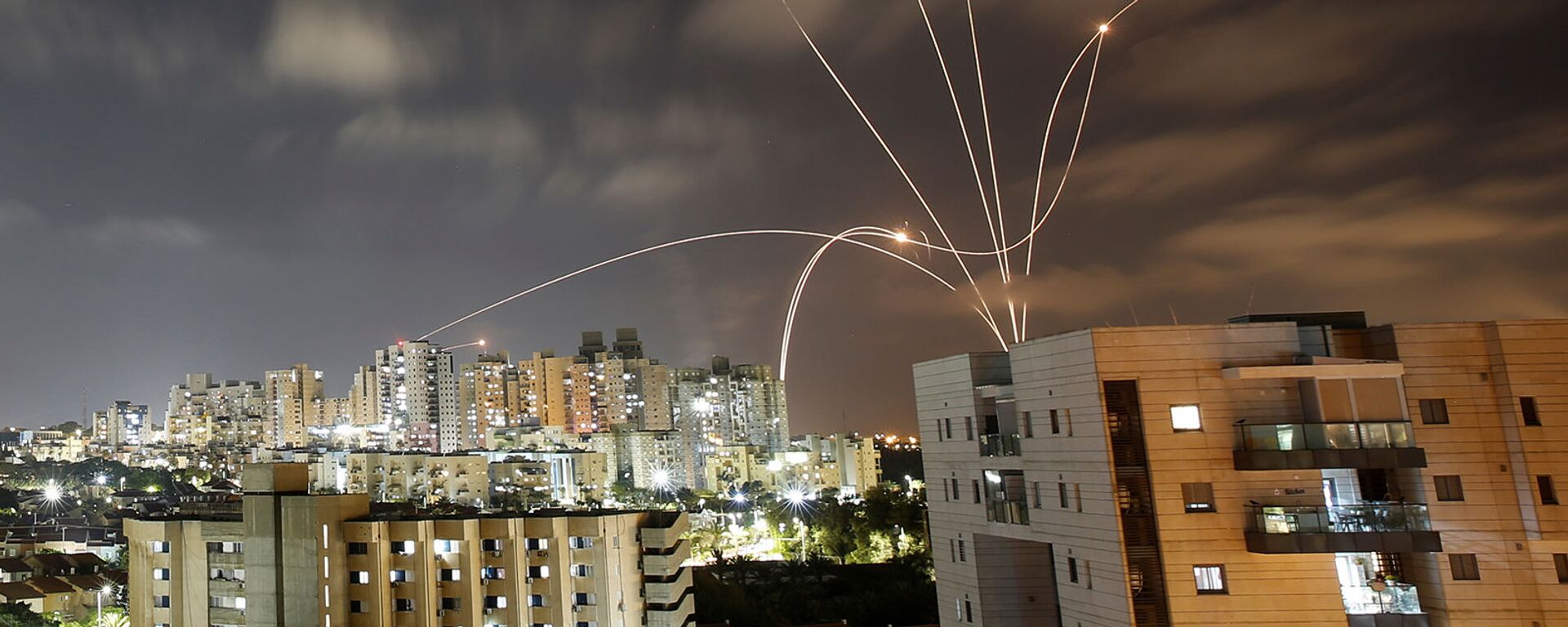 Израильская противоракетная система Железный купол перехватывает ракеты, запущенные из сектора Газа в направлении Израиля (12 мая 2021). Ашкелон - Sputnik Армения, 1920, 14.05.2021