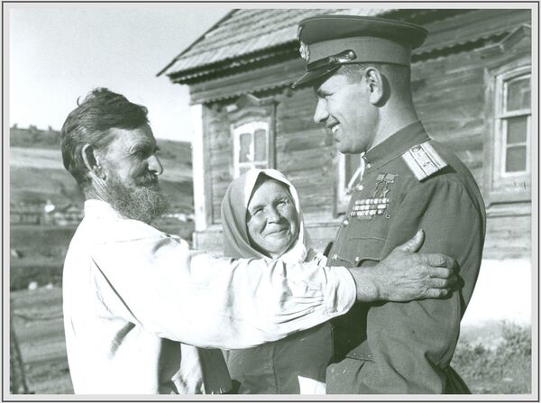 Ավիացիայի մարշալ, Խորհրդային Միության կրկնակի հերոս Նիկոլայ Սկոմորոխովը Սարատովի շրջանի Լապոտ գյուղում, 1946 թվական - Sputnik Արմենիա